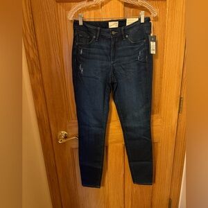 Brand new with tags Universal Thread dark wash skinny jeans. Size 4/27